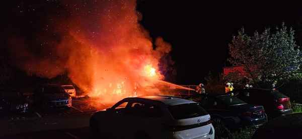 FW Dresden: Brand mehrerer Fahrzeuge auf Parkplatz