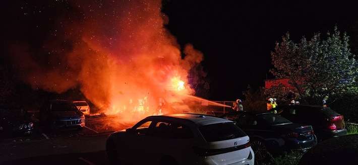 FW Dresden: Brand mehrerer Fahrzeuge auf Parkplatz