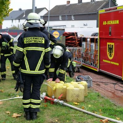 FW-DO: Unklare Rauchentwicklung aus einsturzgefährdeter Lagerhalle: Feuerwehr setzt Spezialtechnik und Drohne ein
