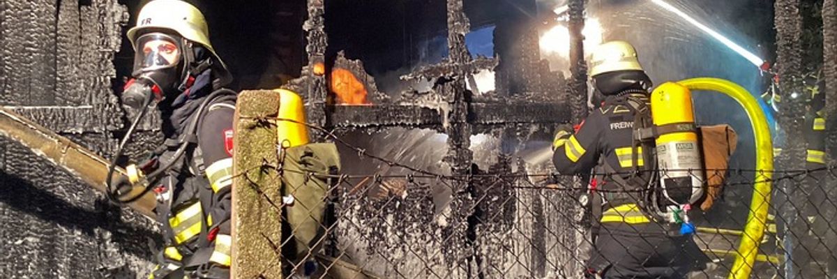 FW-M: Gartenhütte brennt in der Nacht (Fröttmaning)