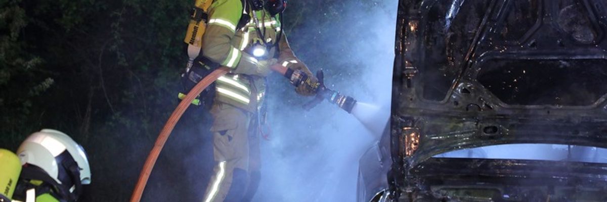 FW Dresden: PKW-Brand in der Nacht - eine verletzte Person