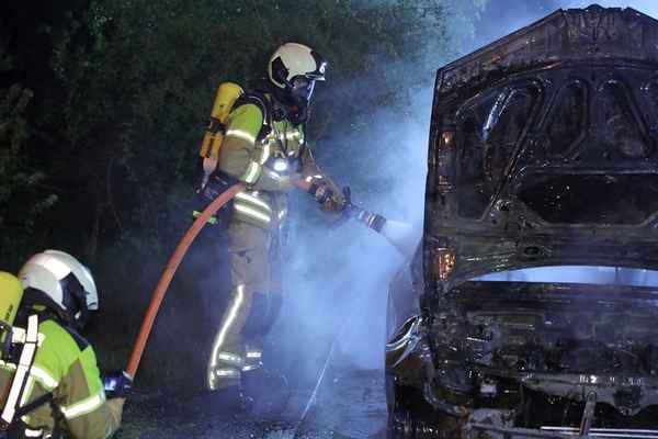 FW Dresden: PKW-Brand in der Nacht - eine verletzte Person