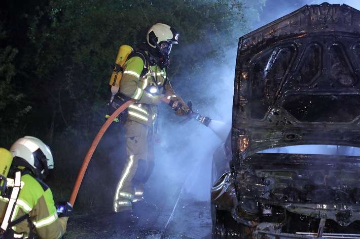 FW Dresden: PKW-Brand in der Nacht - eine verletzte Person