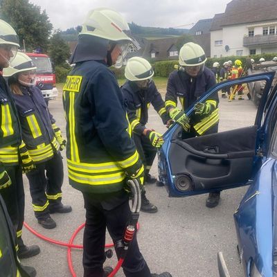 FW-OE: Rescue-Seminar zur Technischen Hilfeleistung - 27 Einsatzkräfte trainieren patientenorientierte Rettung