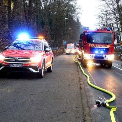 Feuerwehr MTK: Feuerwehr befreit zwei Personen aus LKW mit hydraulischem Rettungsgerät
