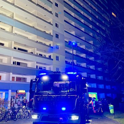 Feuerwehr MTK: Brand im 15. Obergeschoss eines Wohnhochhauses - Großeinsatz in Okriftel