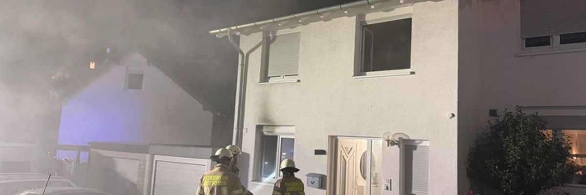 FW Burscheid: Gebäudebrand am Abend - Bewohner verletzt sich bei Löschversuch leicht