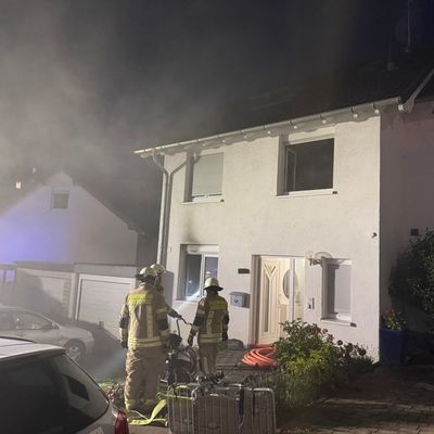 FW Burscheid: Gebäudebrand am Abend - Bewohner verletzt sich bei Löschversuch leicht