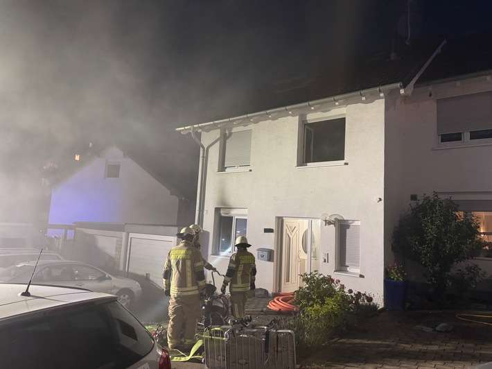 FW Burscheid: Gebäudebrand am Abend - Bewohner verletzt sich bei Löschversuch leicht