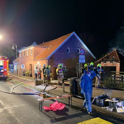 FW-OLL: Brand einer Garage in Huntlosen - Übergreifen auf Mehrfamilienhaus verhindert