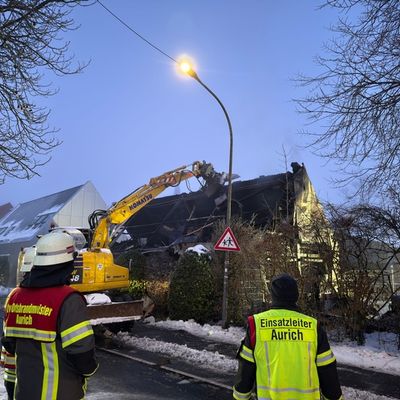 FW-AUR: Gebäude nach Durchzündung vollständig in Flammen