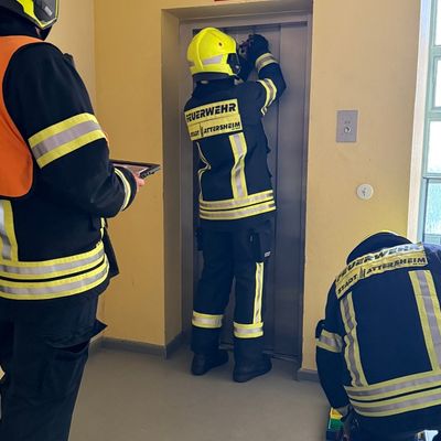 Feuerwehr MTK: Hochhauseinsatz und sechs weitere Alarmierungen halten Feuerwehren auf Trab
