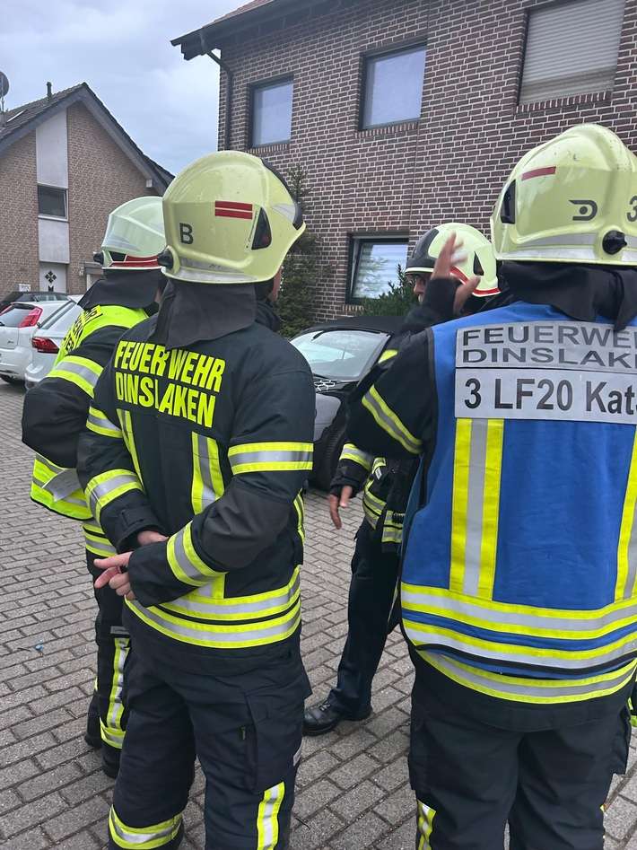 FW Dinslaken: Schnelle Feuerwehr sorgt für einen glimpflich verlaufenen Wohnungsbrand