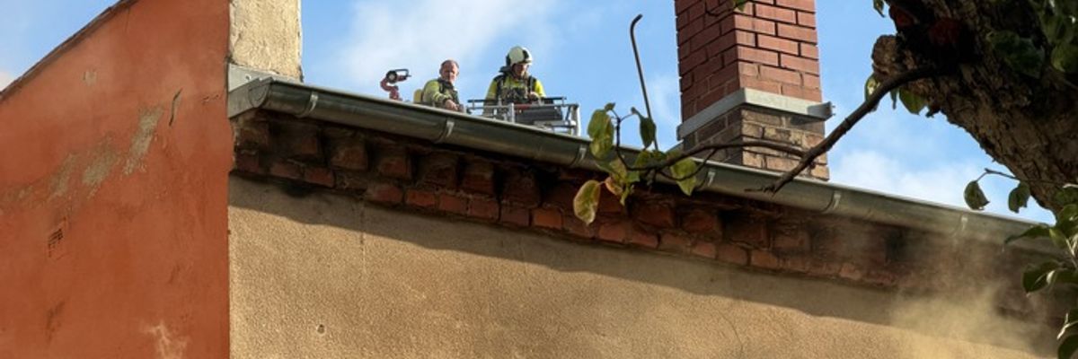 FW Dresden: Wohngebäudebrand in Dresden-Trachau - Eine Person leblos aufgefunden, eine weitere Person verletzt