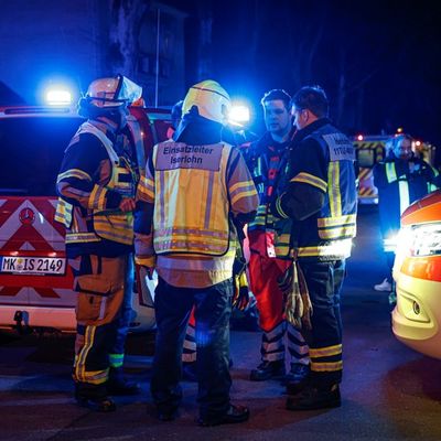 FW-MK: Feuerwehr rettet 11 Personen aus verrauchtem Gebäude