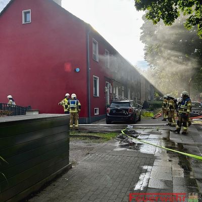 FW-RE: Brand auf Veranda greift auf Wohnhaus über - eine Person schwer verletzt