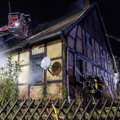 FW Porta Westfalica: 04.12.2025 - Wohnungsbrand in Eisbergen / 1 Person verstorben