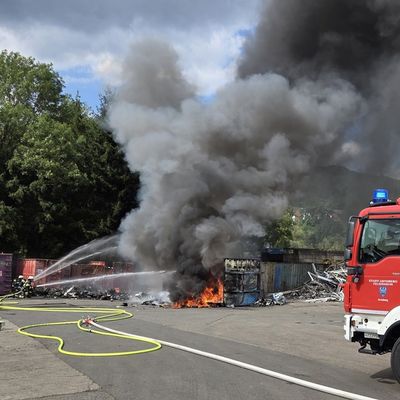 FW-AR: Brand in Recyclingbetrieb - Starke Rauchentwicklung, ein Mitarbeiter verletzt