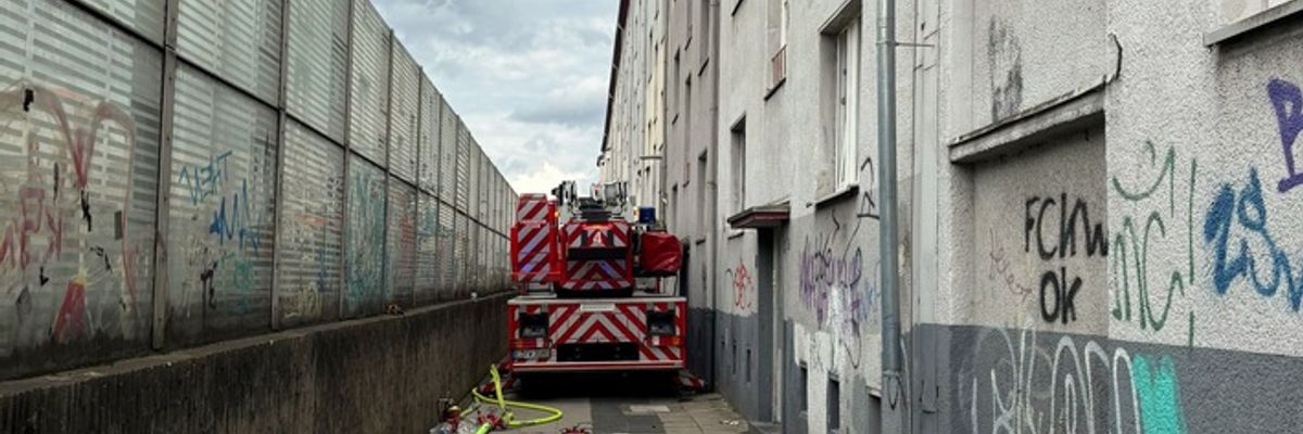 FW-E: Kellerbrand - Aufwändige Rettung über Drehleiter erforderlich
