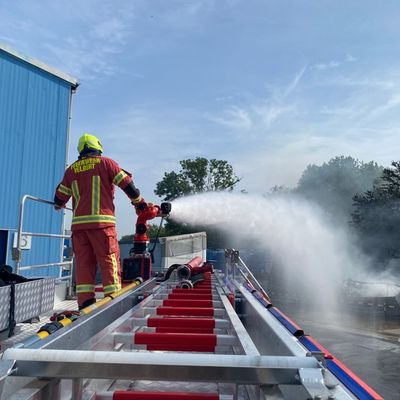 FW-Velbert: Lagerhalle brennt in voller Ausdehnung