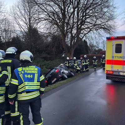 FW-AUR: Eingeschlossene Person nach Unfall gemeldet