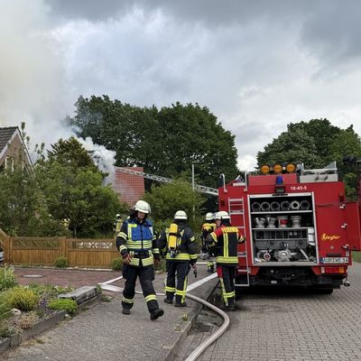 FW-AUR: Einfamilienhaus in Flammen
