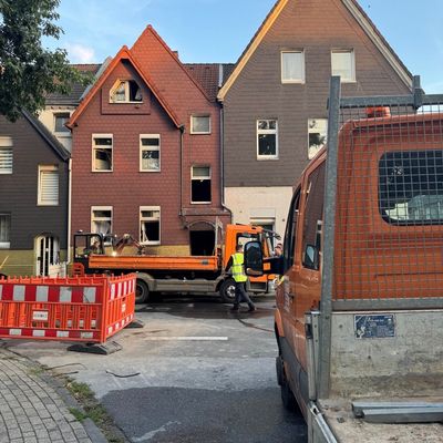 FW-GE: Kellerbrand mit Gas-Verpuffung in Gelsenkirchen: Zwei Feuerwehrkräfte verletzt