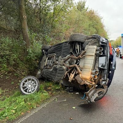 FW Meerbusch: Schwerer Verkehrsunfall mit mehreren schwer verletzten Personen