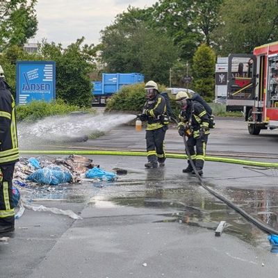 FW-MH: Brennendes Müllfahrzeug fordert die Einsatzkräfte