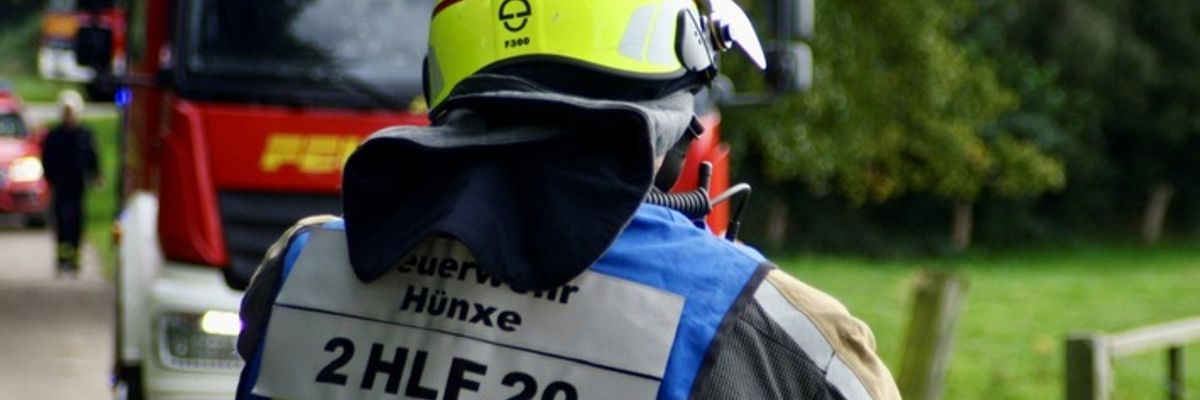 FW Hünxe: Feuerwehr löscht Lagerfeuer im Wald