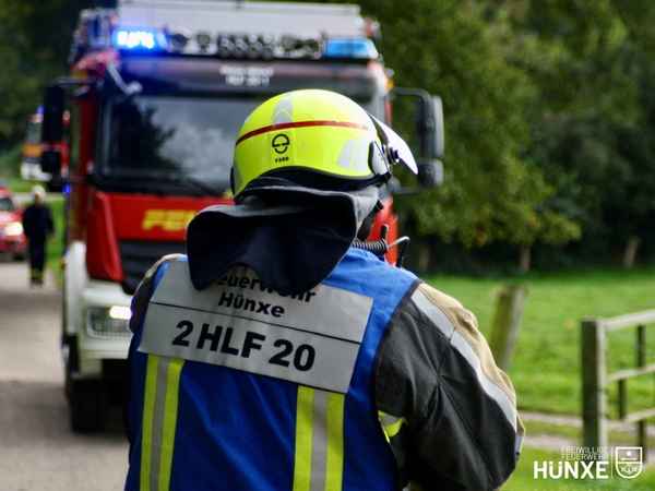 FW Hünxe: Feuerwehr löscht Lagerfeuer im Wald