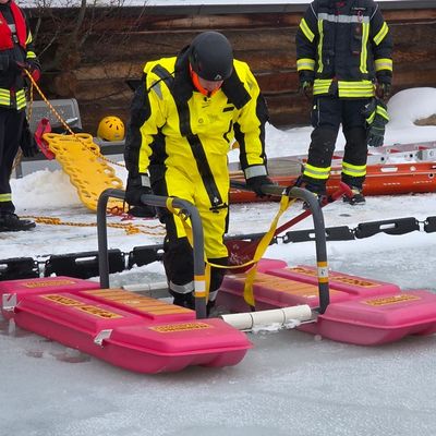 FW Celle: Feuerwehr warnt vor dem Betreten von Eisflächen - Eisretter der Feuerwehr Celle einsatzbereit - Feuerwehr übt den Ernstfall im Celler Badeland!