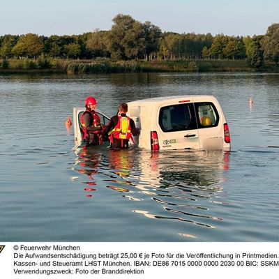 FW-M: Fahrzeug fährt in See (Riem)