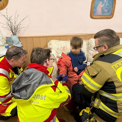 FW-EN: Feuerwehrmann rettete eigenen Jungen aus hilfloser Lage: Feuerwehr rettet 5- jährigen aus Plastikteil - 19- jährige Reiterin ebenfalls von Feuerwehr und Rettungsdienst gerettet