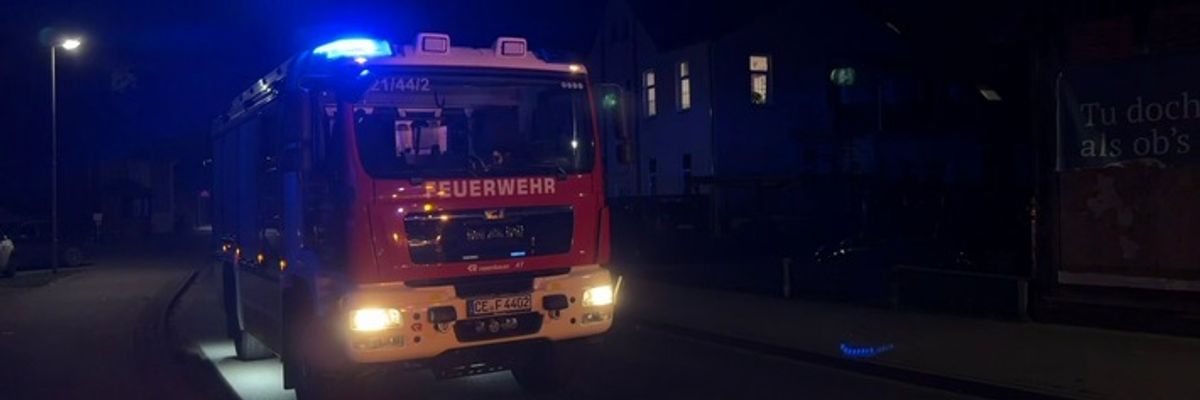 FW Flotwedel: Feuer greift auf Reithalle über - Anwohner reagiert vorbildlich