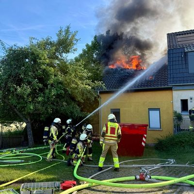 FW-EN: Dachstuhlbrand - Feuerwehr Hattingen verhindert Übergreifen der Flammen