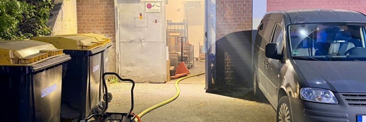 FW Mettmann: Brand in einem Geschäftshaus
