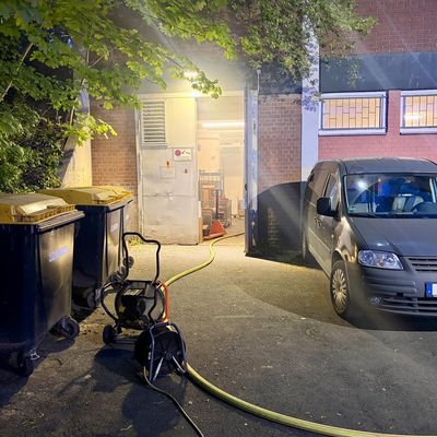 FW Mettmann: Brand in einem Geschäftshaus