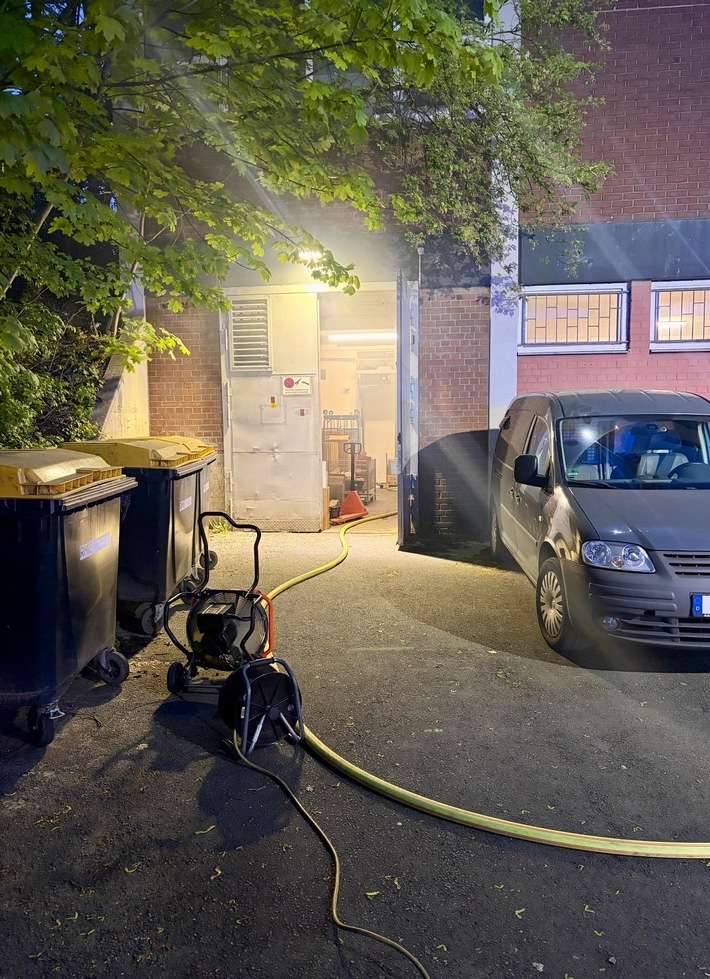 FW Mettmann: Brand in einem Geschäftshaus