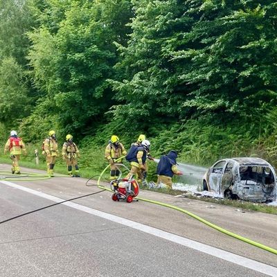 FW Ratingen: Brand eines Elektrofahrzeugs auf der BAB 3 mit schwer verletzter Person