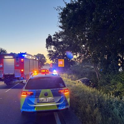 FW-AUR: Wagen von Bundesstraße in Graben gefahren