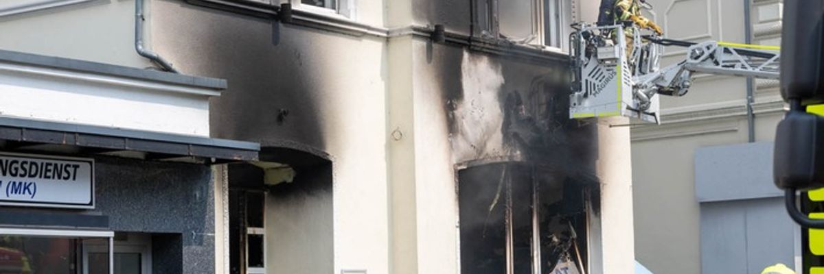 FW Menden: Zwei Verletzte bei Gebäudebrand in Pizzeria an der Unnaer Straße