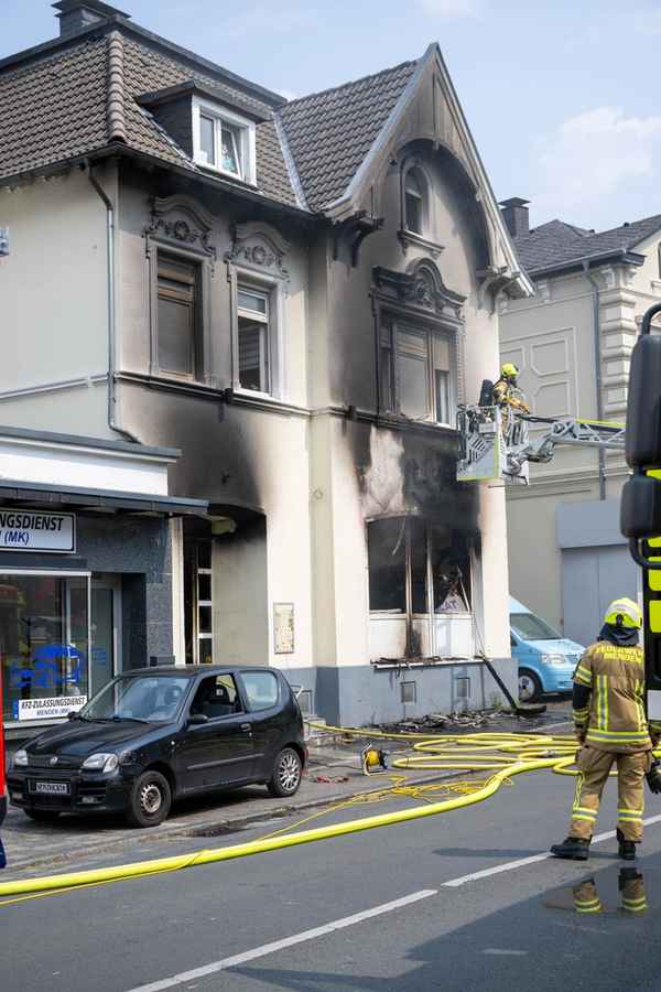 FW Menden: Zwei Verletzte bei Gebäudebrand in Pizzeria an der Unnaer Straße