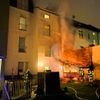 FW-E: Hausfassade fängt Feuer - Flammen breiten sich bis zum Dachgeschoss aus