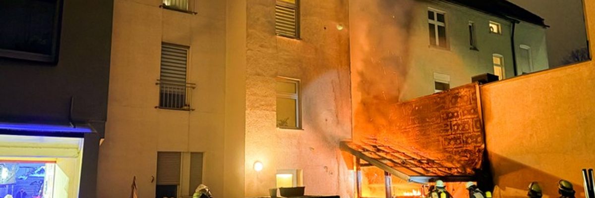 FW-E: Hausfassade fängt Feuer - Flammen breiten sich bis zum Dachgeschoss aus