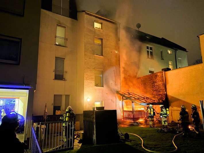 FW-E: Hausfassade fängt Feuer - Flammen breiten sich bis zum Dachgeschoss aus