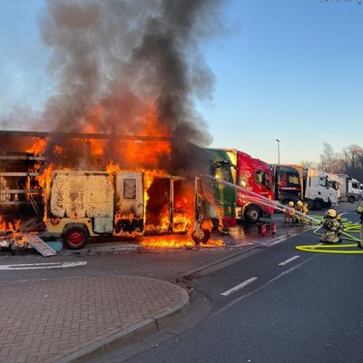 FW Lehrte: Schwerer Fahrzeugbrand auf der A2 bei Lehrte am 26. Dezember 2025