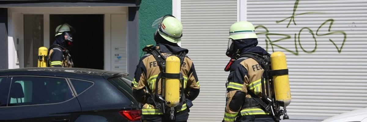 FW-E: Dachstuhlbrand im Essener Südviertel - Feuerwehr bringt Brand schnell unter Kontrolle