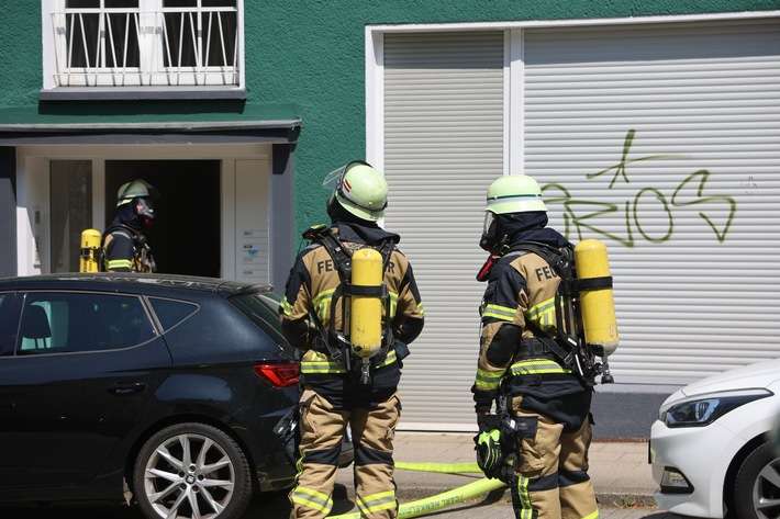 FW-E: Dachstuhlbrand im Essener Südviertel - Feuerwehr bringt Brand schnell unter Kontrolle
