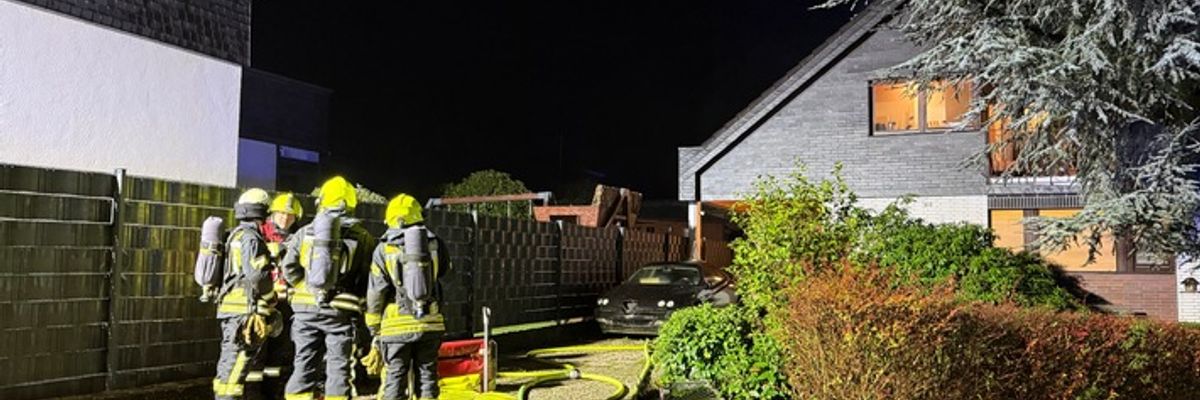 FW Leichlingen: Zimmerbrand in Zweifamilienhaus